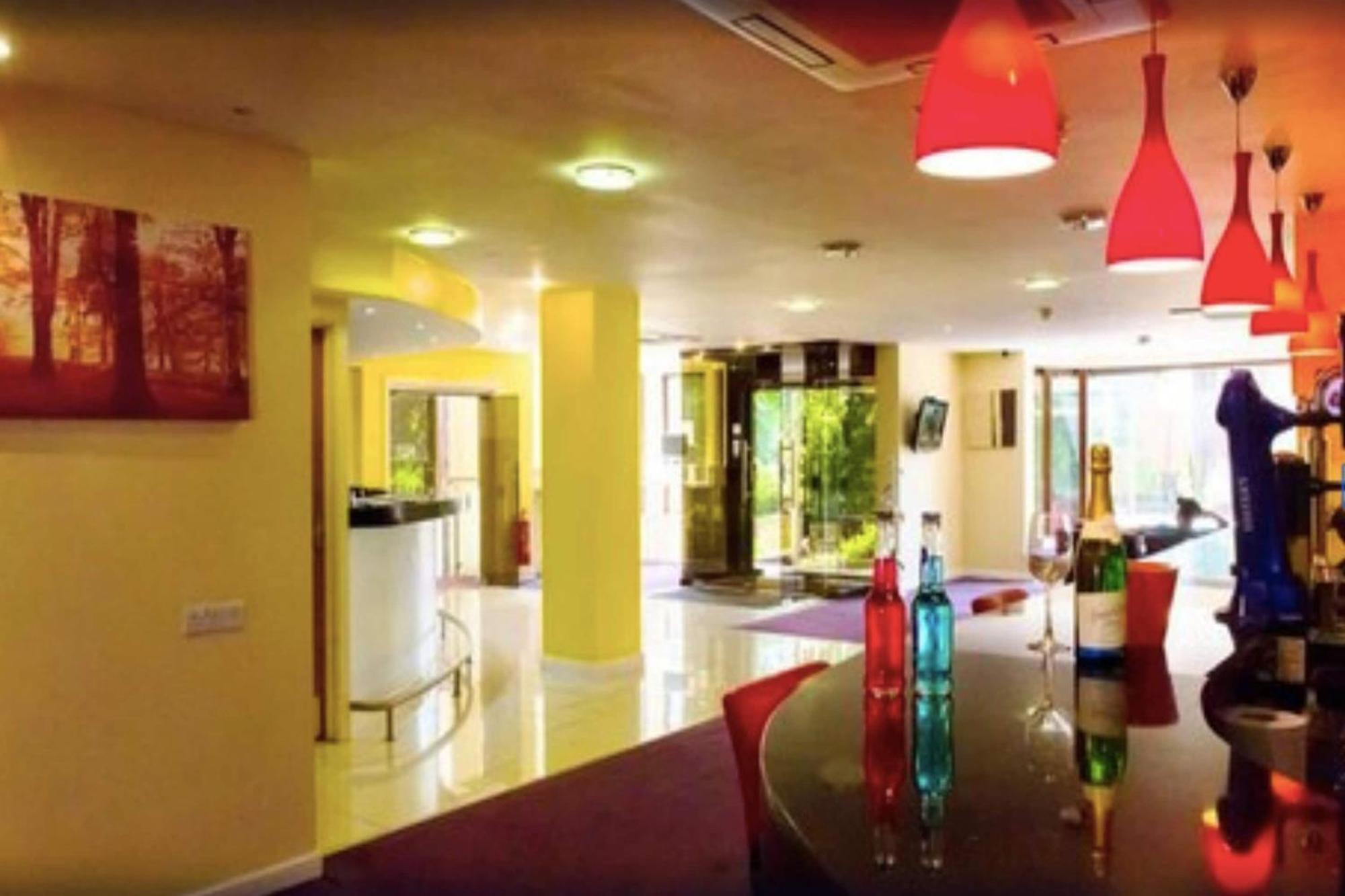 The Luton Hotel Εξωτερικό φωτογραφία
